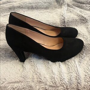 NWOB! Black Suede Round-Toe Heels – Size 11